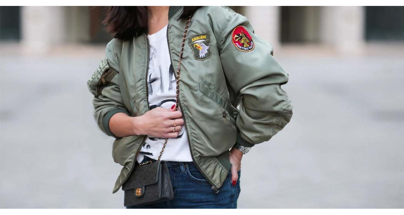 С чем носить женскую куртку-бомбер?