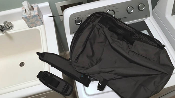 Що потрібно зробити перед пранням спортивної сумки?
