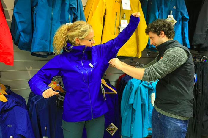 Як вибрати відповідну спортивну куртку чи пуховик з урахуванням виду активності та погодних умов?